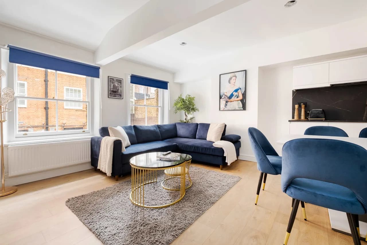 Charming Three Bedroom Apartment in London photo 4