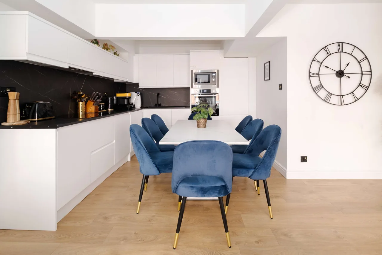 Charming Three Bedroom Apartment in London photo 5