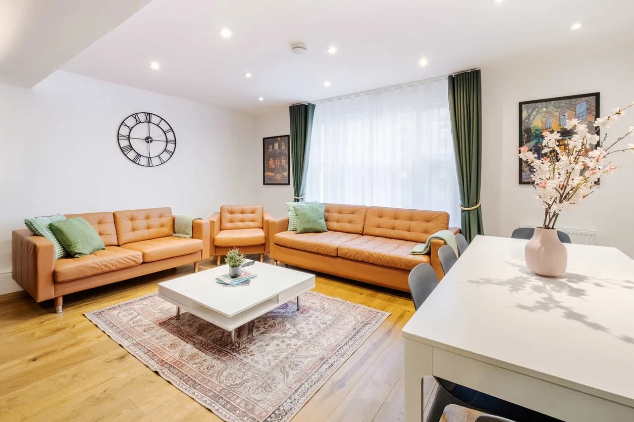Chic Three Bedroom Getaway in Central London
