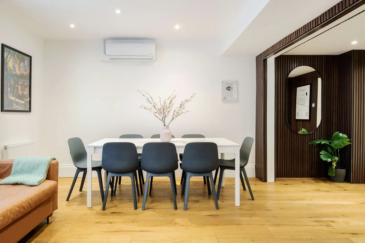 Chic Three Bedroom Getaway in Central London photo 2