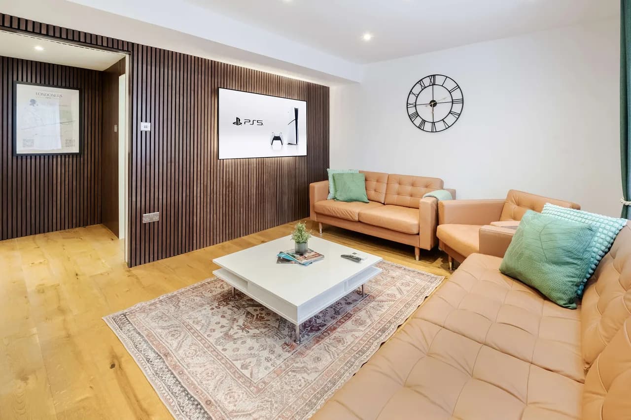 Chic Three Bedroom Getaway in Central London photo 3
