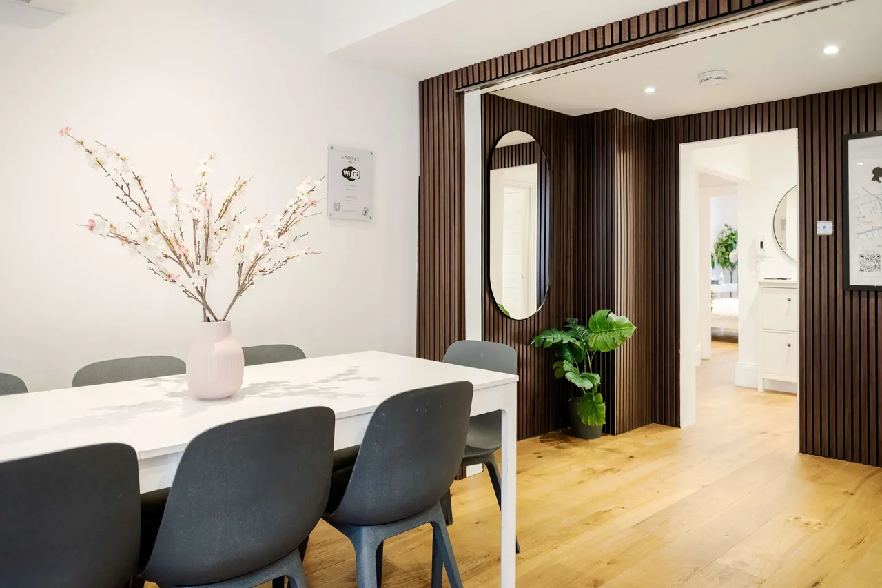 Chic Three Bedroom Getaway in Central London photo 4