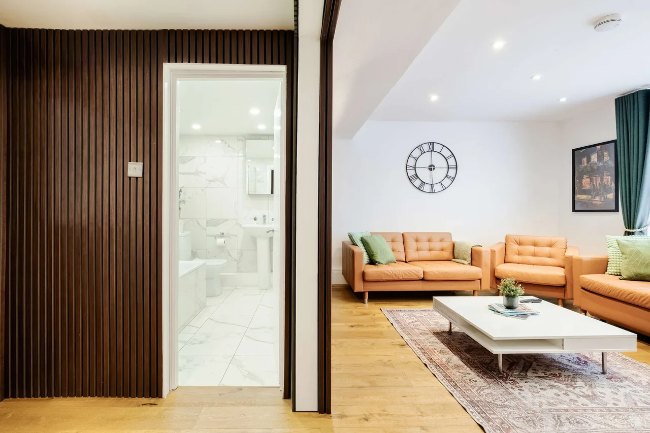 Chic Three Bedroom Getaway in Central London photo 5