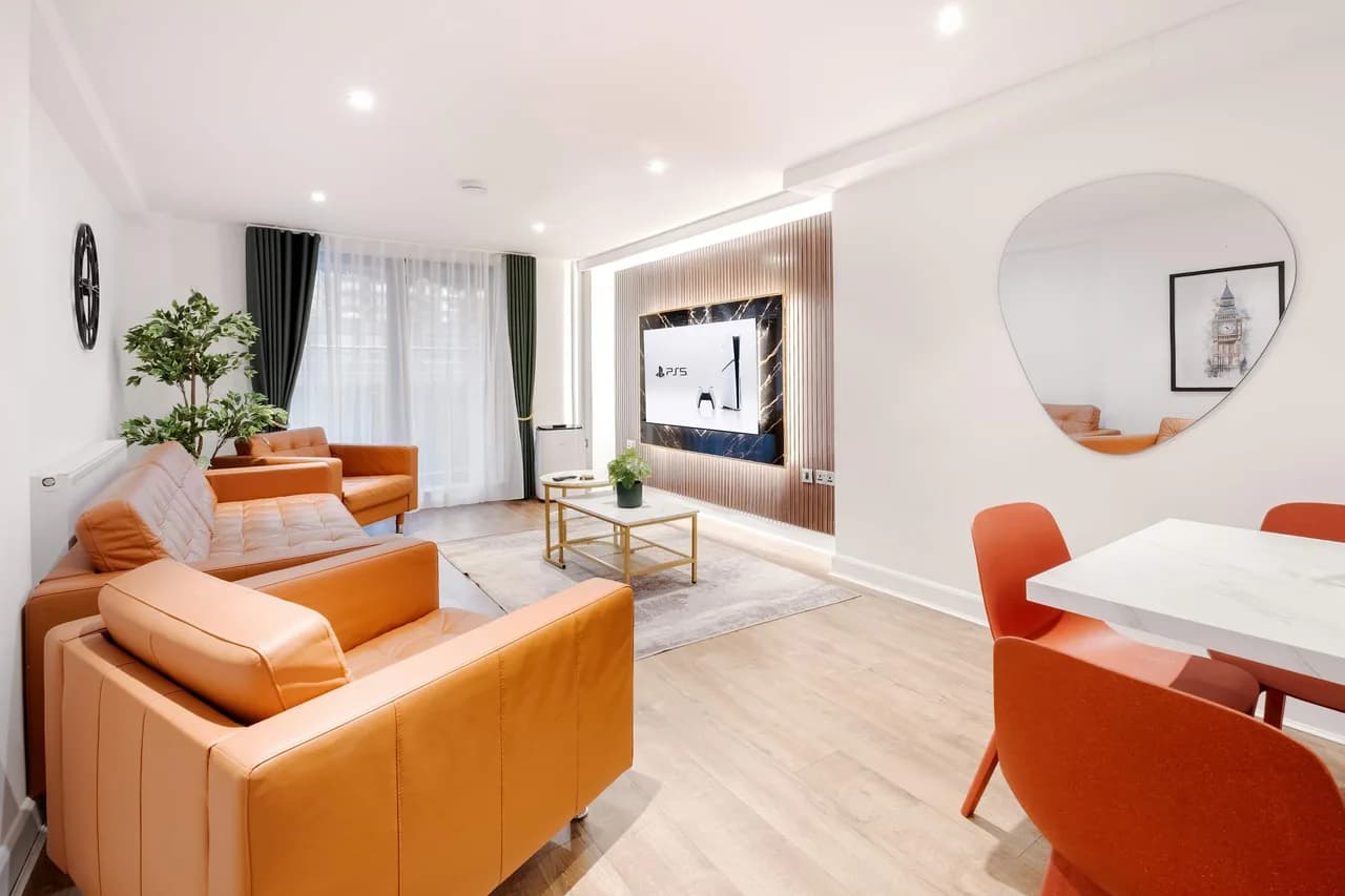 Luxury Three Bedroom Residence in London photo 2