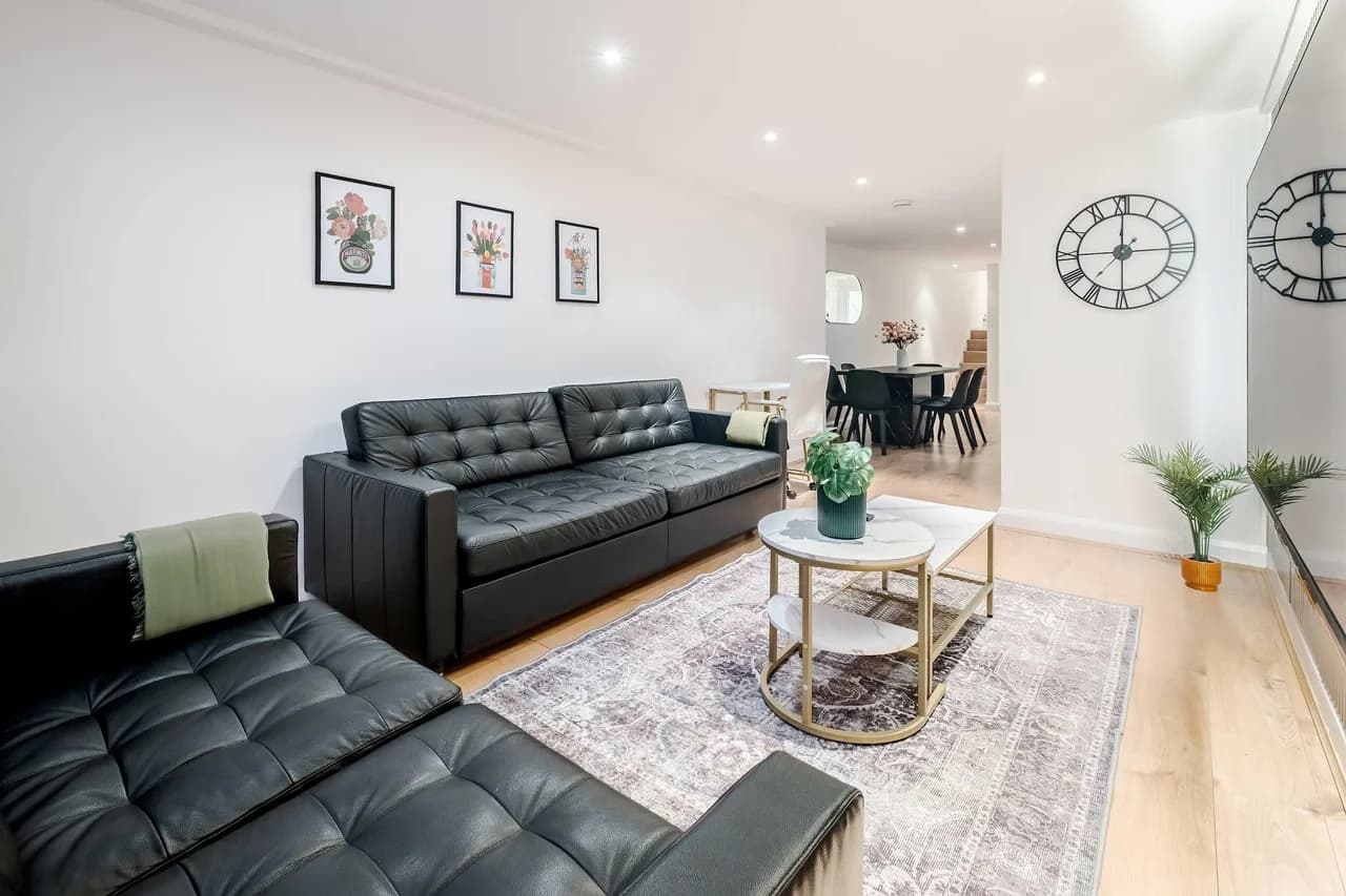 Quintessentially British Two Bedroom Home in London photo 3