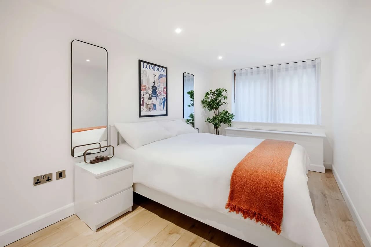 Quintessentially British Two Bedroom Home in London photo 4