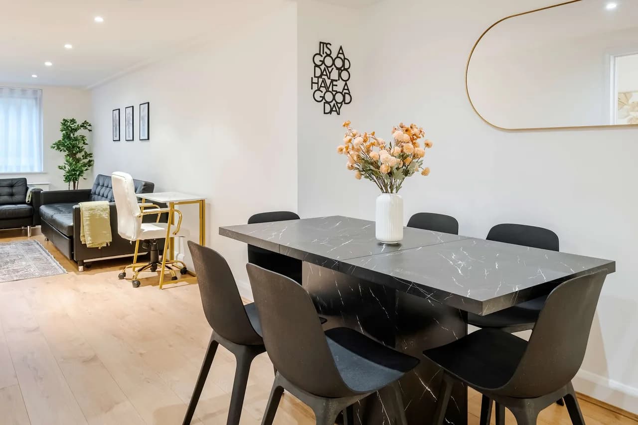Quintessentially British Two Bedroom Home in London photo 5