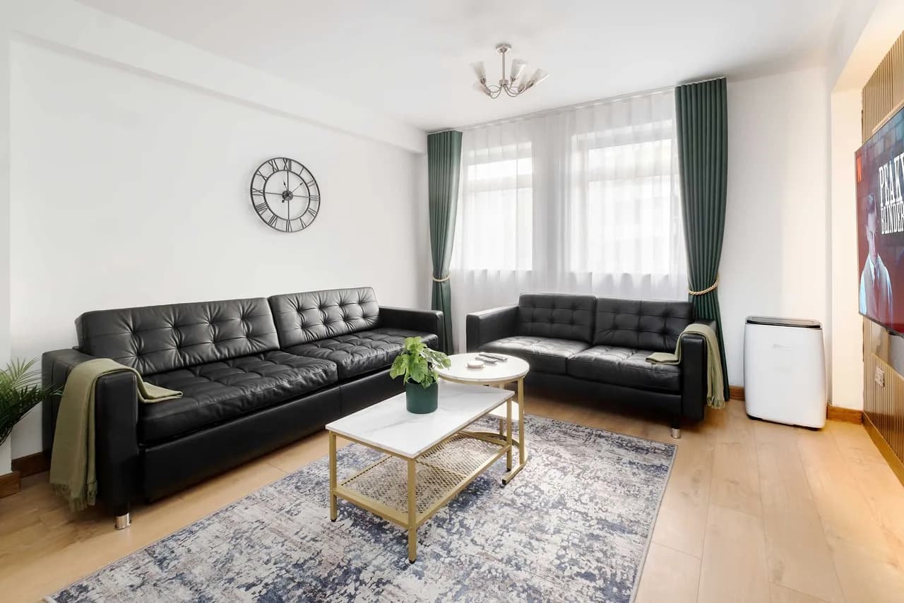 Central Three Bedroom Apartment in London photo 2