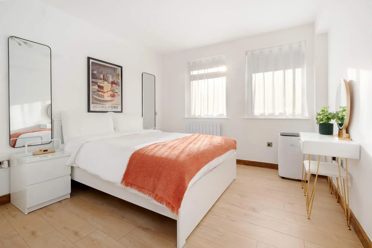 Charming Three Bedroom Home in London photo 4