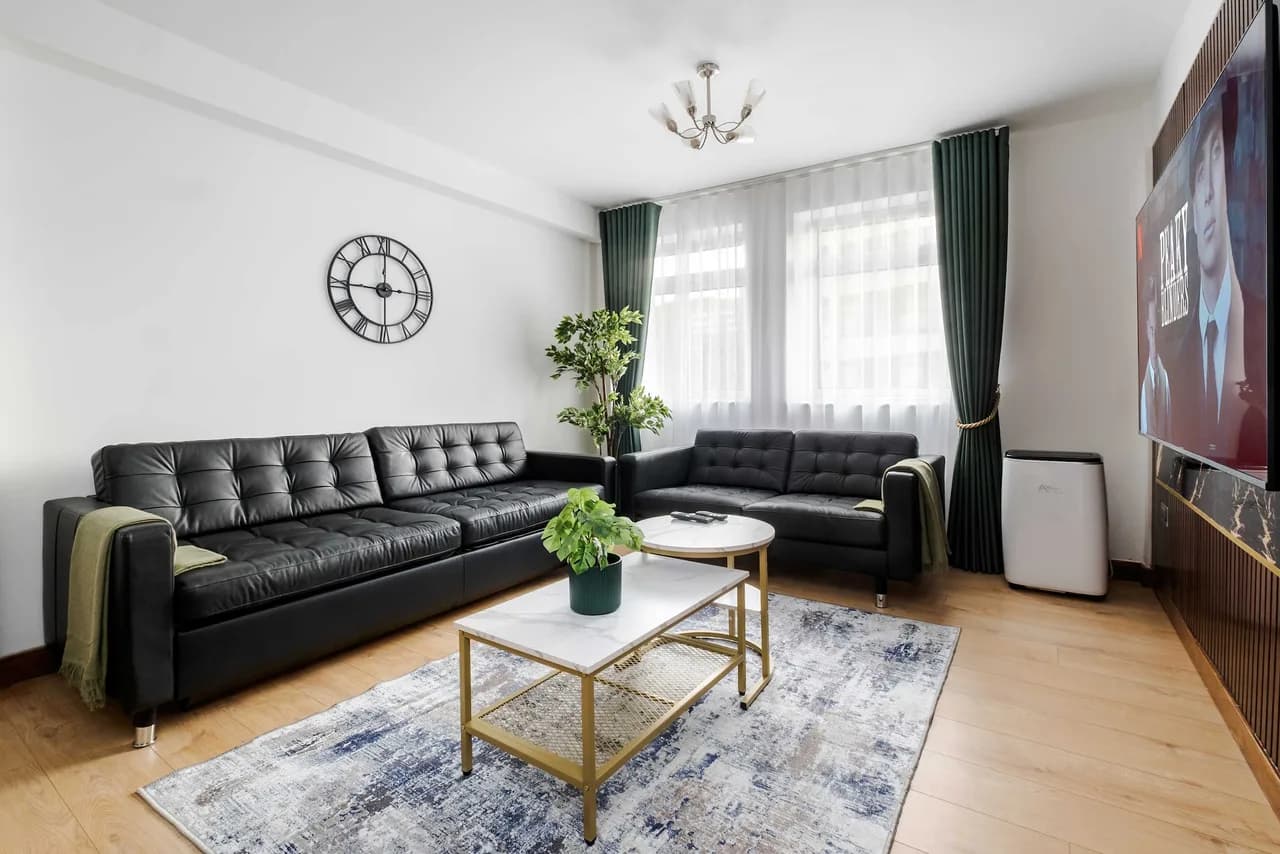 Charming Three Bedroom Home in London photo 5