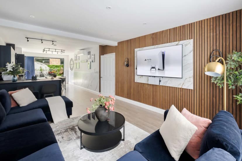 Contemporary Four Bedroom Retreat in London