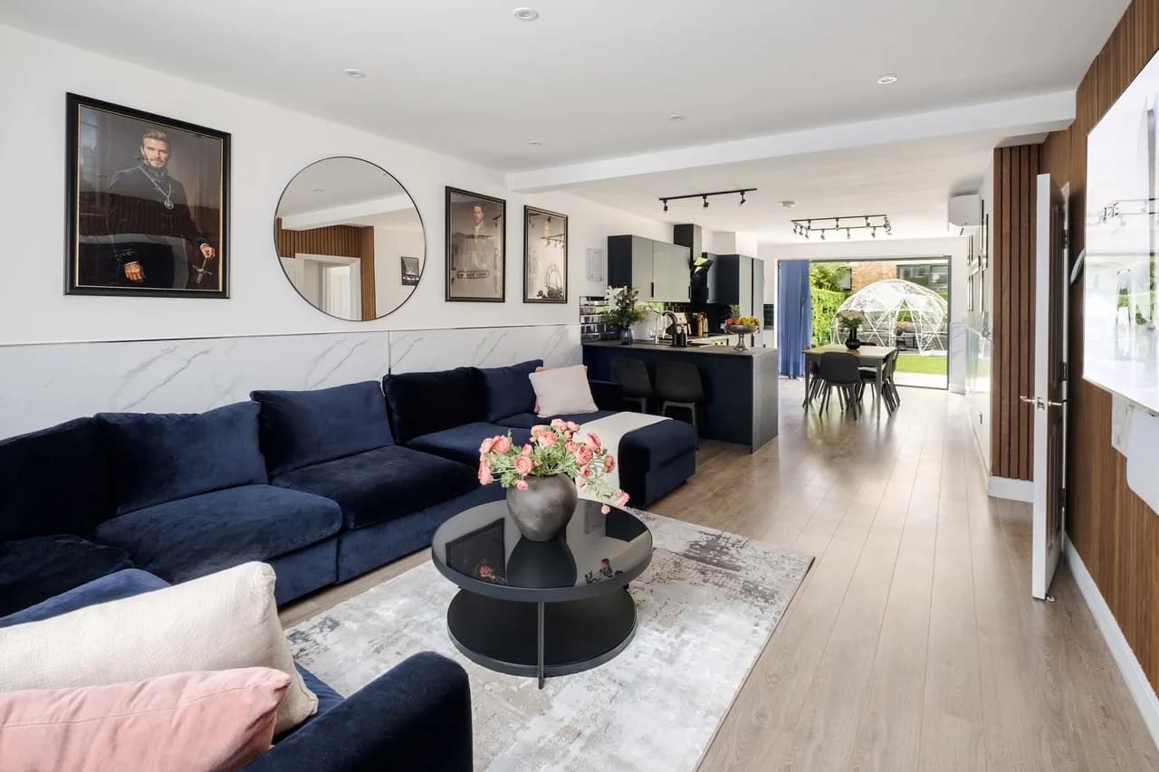 Luxury Four Bedroom Residence in London photo 2