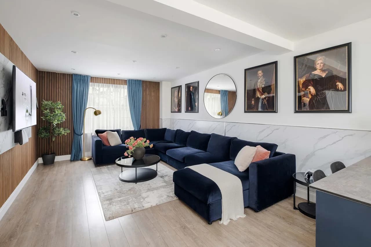 Luxury Four Bedroom Residence in London photo 3