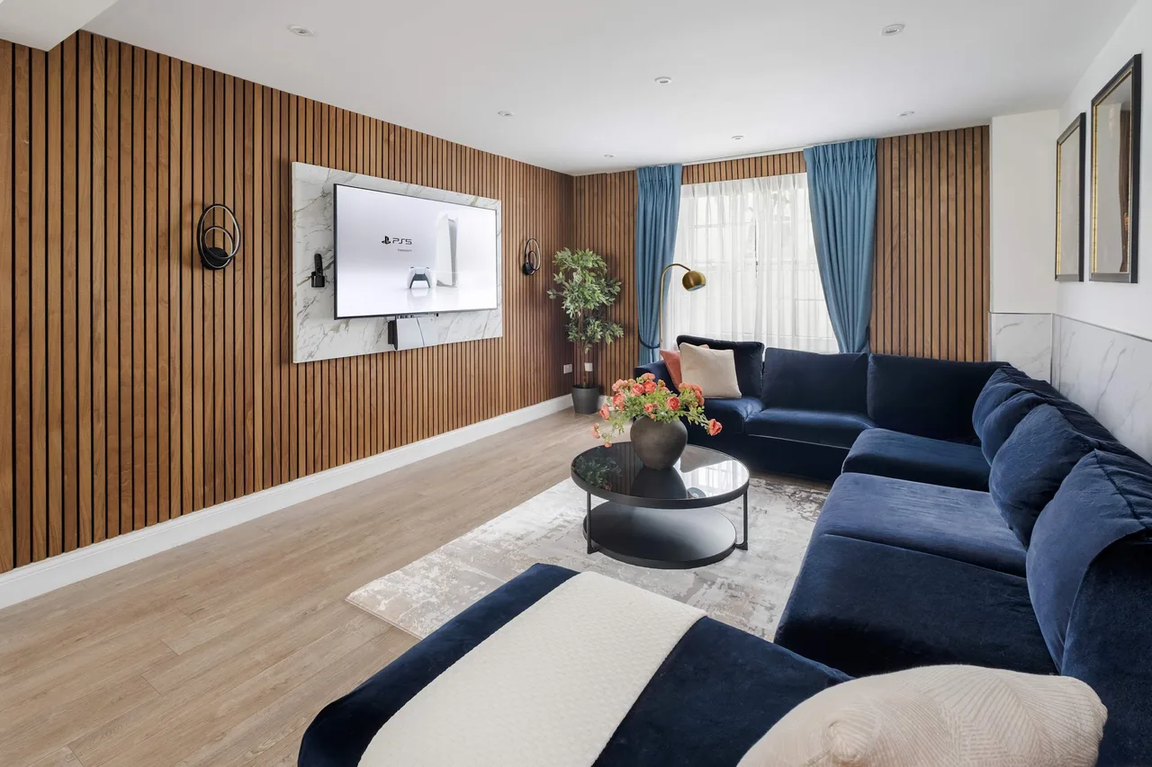 Luxury Four Bedroom Residence in London photo 4