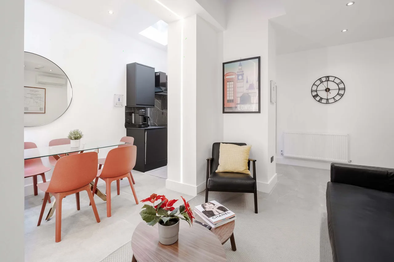 Garden Oasis Two Bedroom Villa in London photo 3