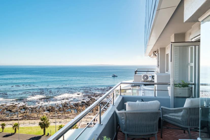 Mouille Point 1 Bed w Sea Views Skyshore Apartment