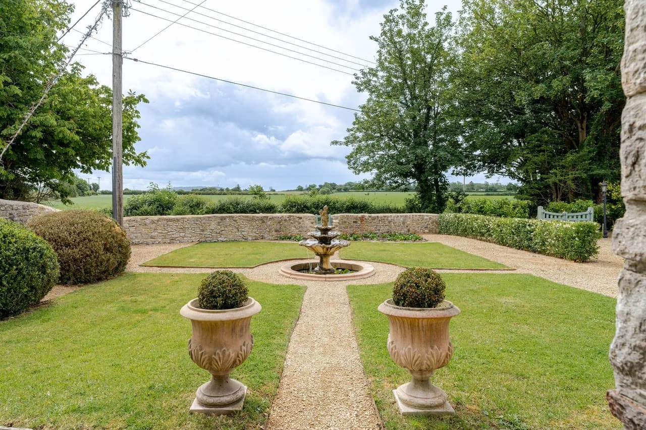 Charming Historic Farmhouse in Keynsham, Bristol photo 2