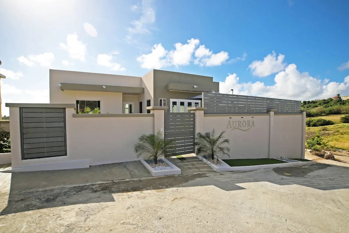 Balcony-Equipped Villa in Barbados photo 2