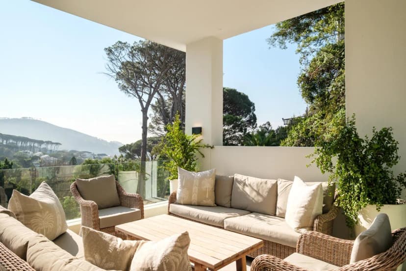 4 Bed Higgovale Mountain Views Sandstone Apartment
