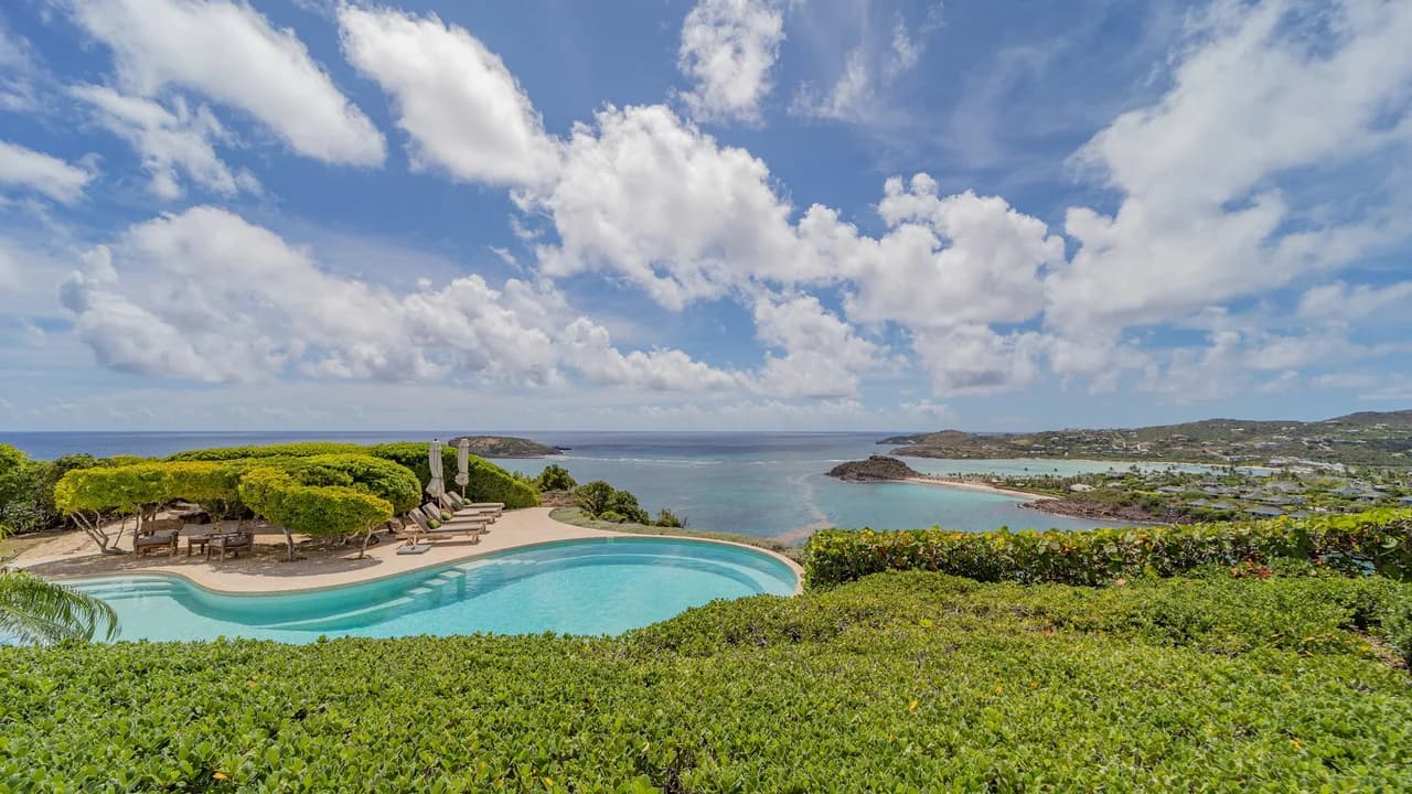 Heated Pool Villa in Montjean