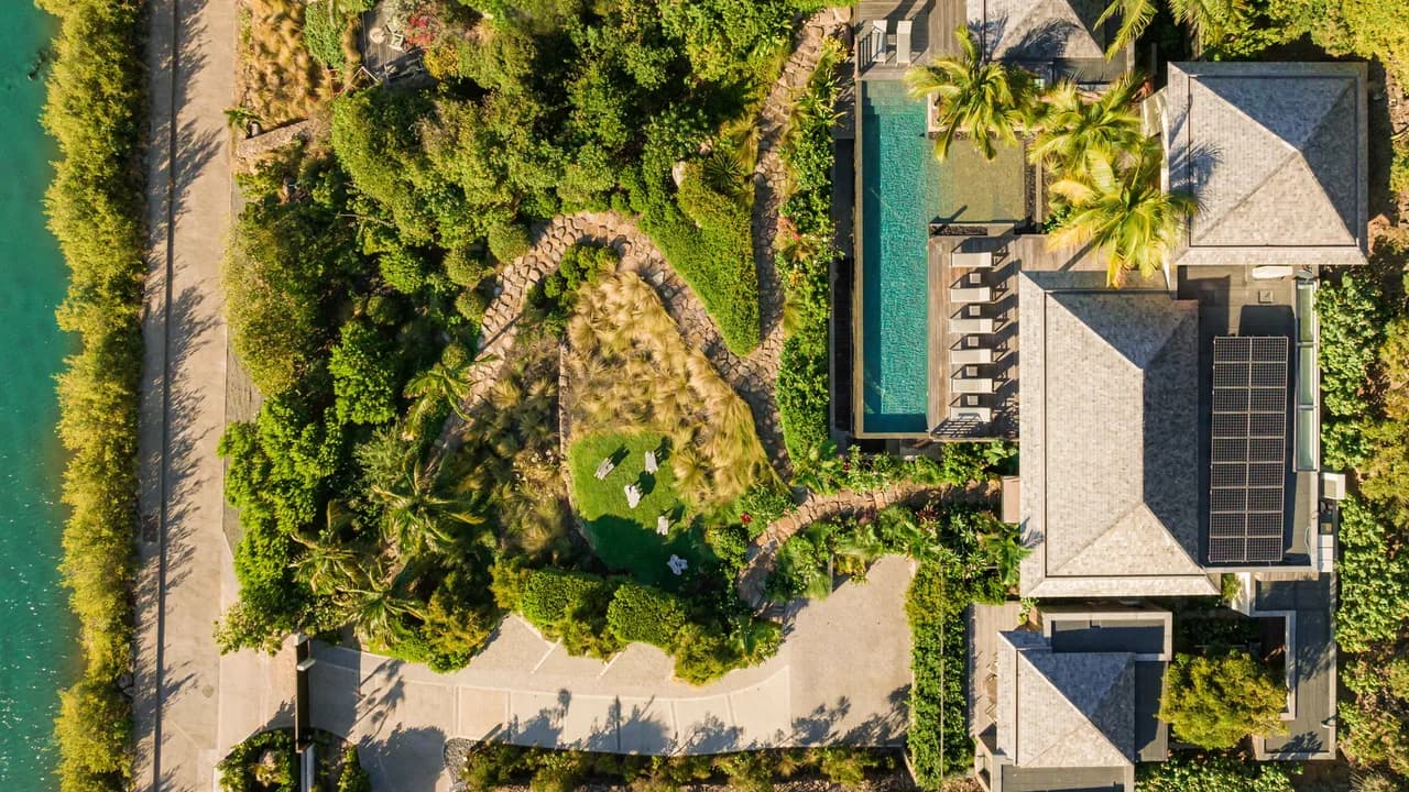 Luxurious Estate with Elevator in Grand-Cul-de-Sac photo 2