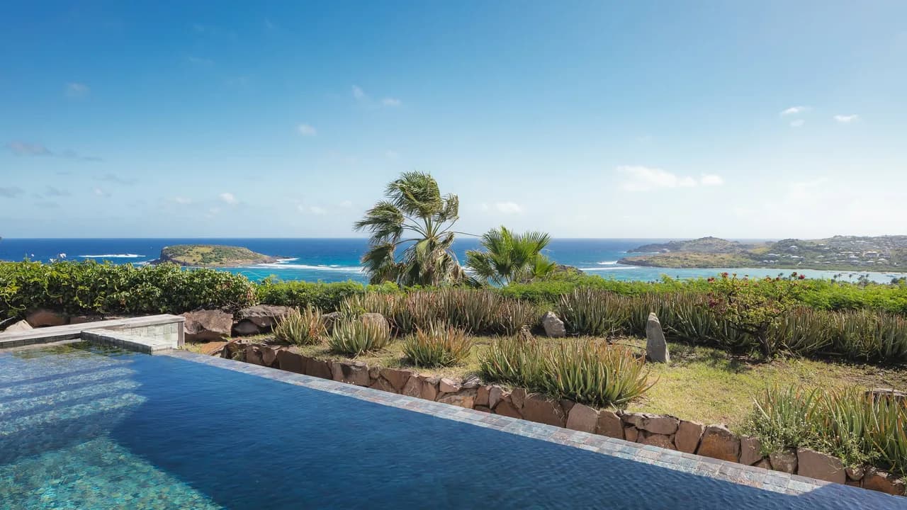 Private Pool Villa in Montjean