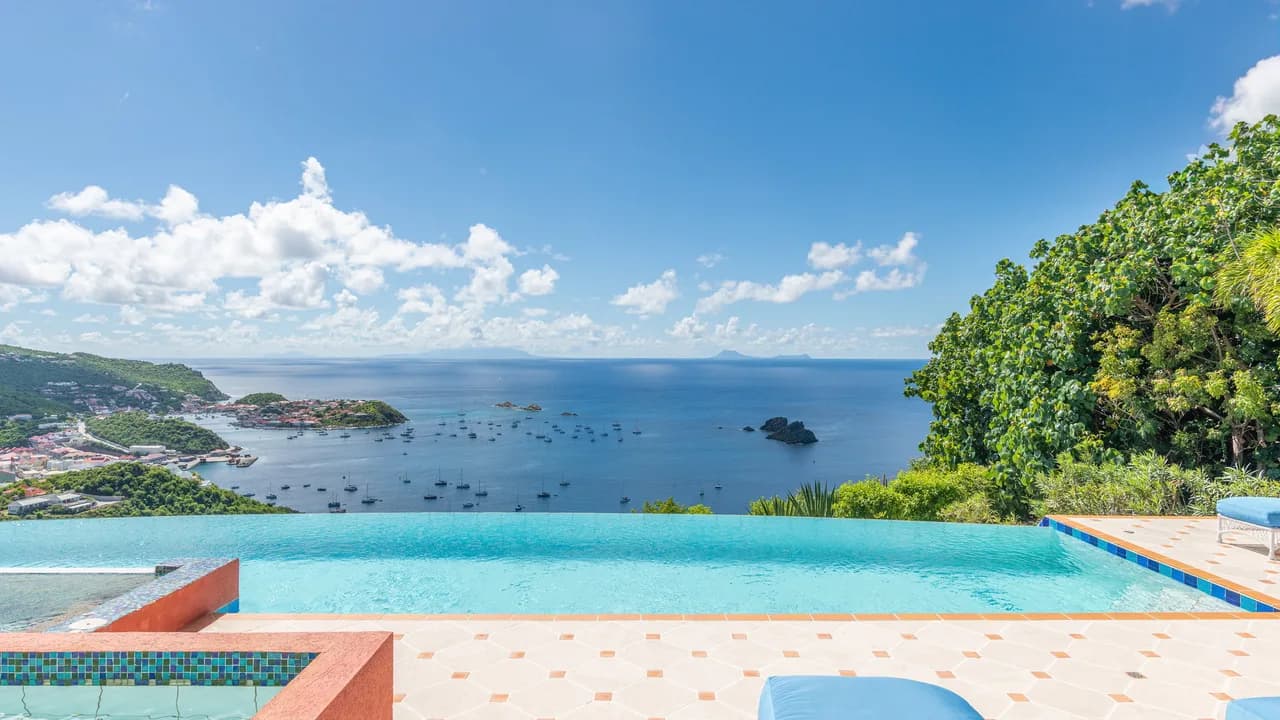 Jacuzzi Villa Steps From the Beach in Colombier photo 2