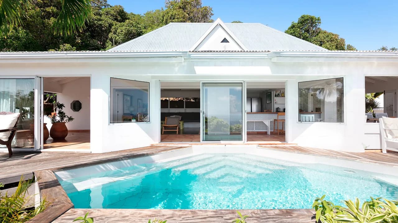 Contemporary Villa with Lush Garden in Devé photo 2
