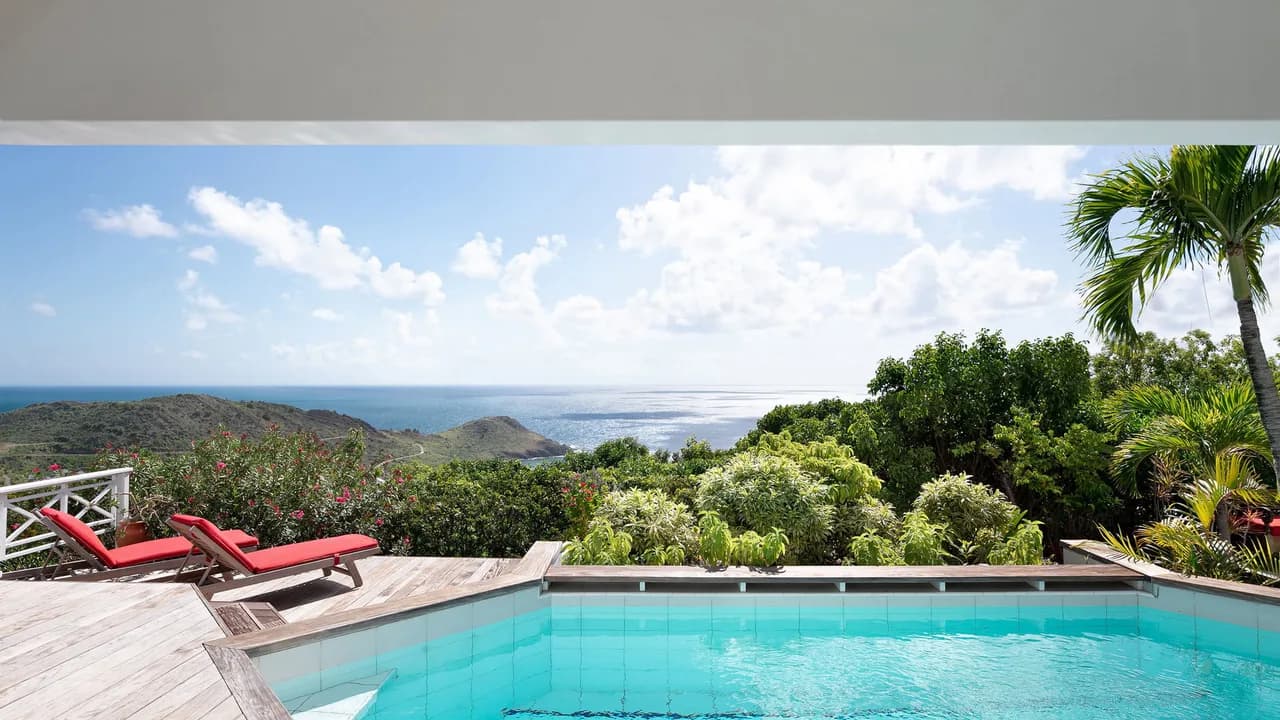 Contemporary Villa with Lush Garden in Devé photo 3