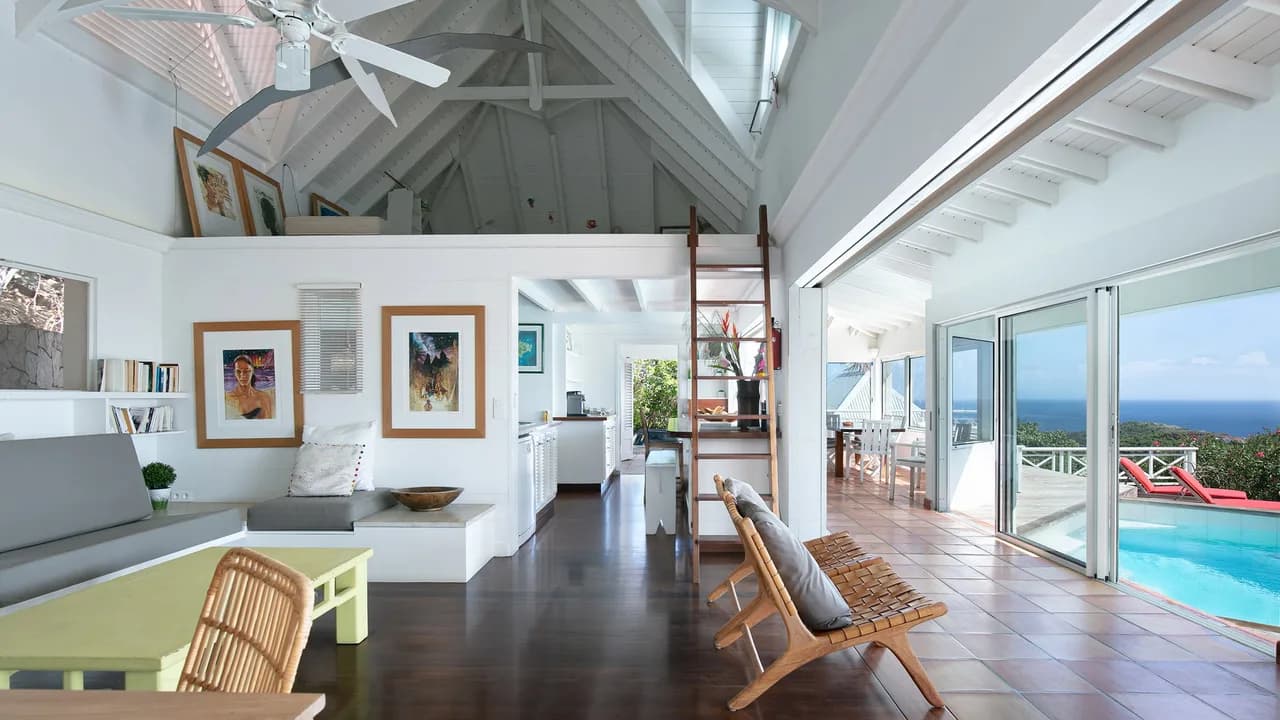 Contemporary Villa with Lush Garden in Devé photo 4