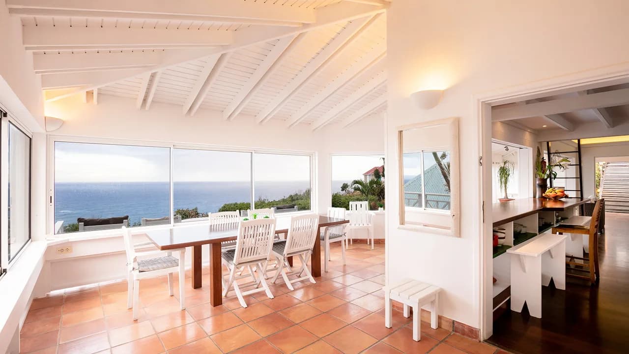 Contemporary Villa with Lush Garden in Devé photo 5