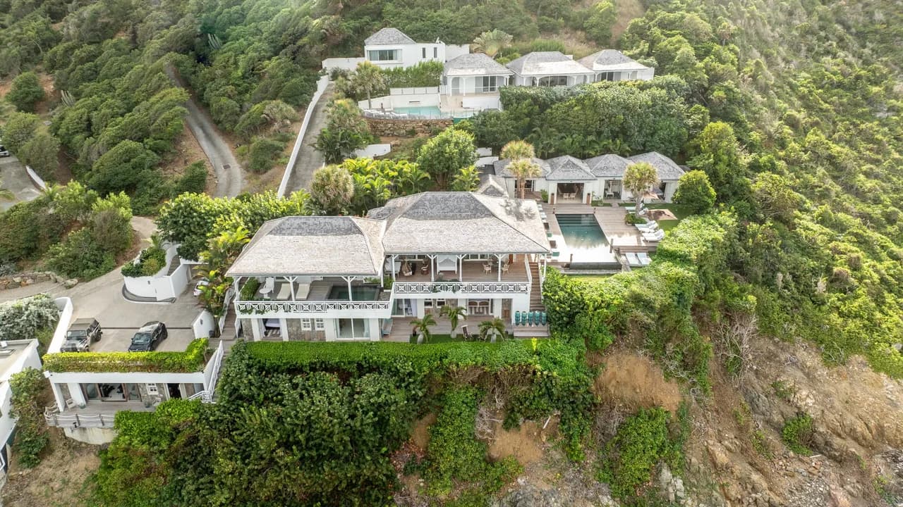 Luxurious Estate with Wine Cellar in Anse des Cayes photo 2