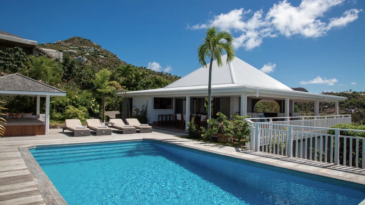 Single-Story Estate with Two Private Pools in Lorient photo 2