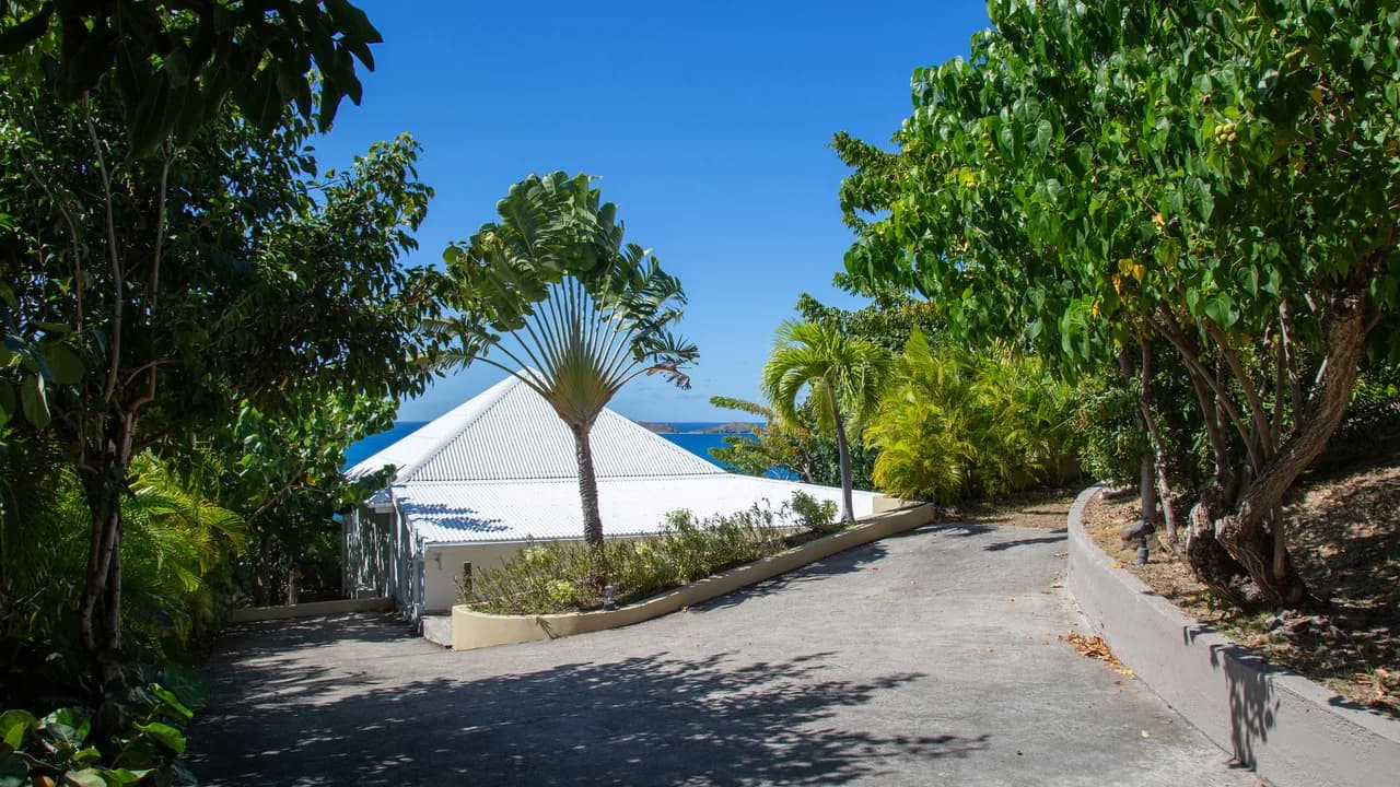 Single-Story Estate with Two Private Pools in Lorient photo 4