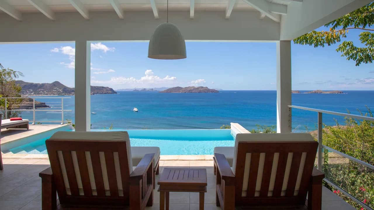 Single-Story Estate with Two Private Pools in Lorient photo 5
