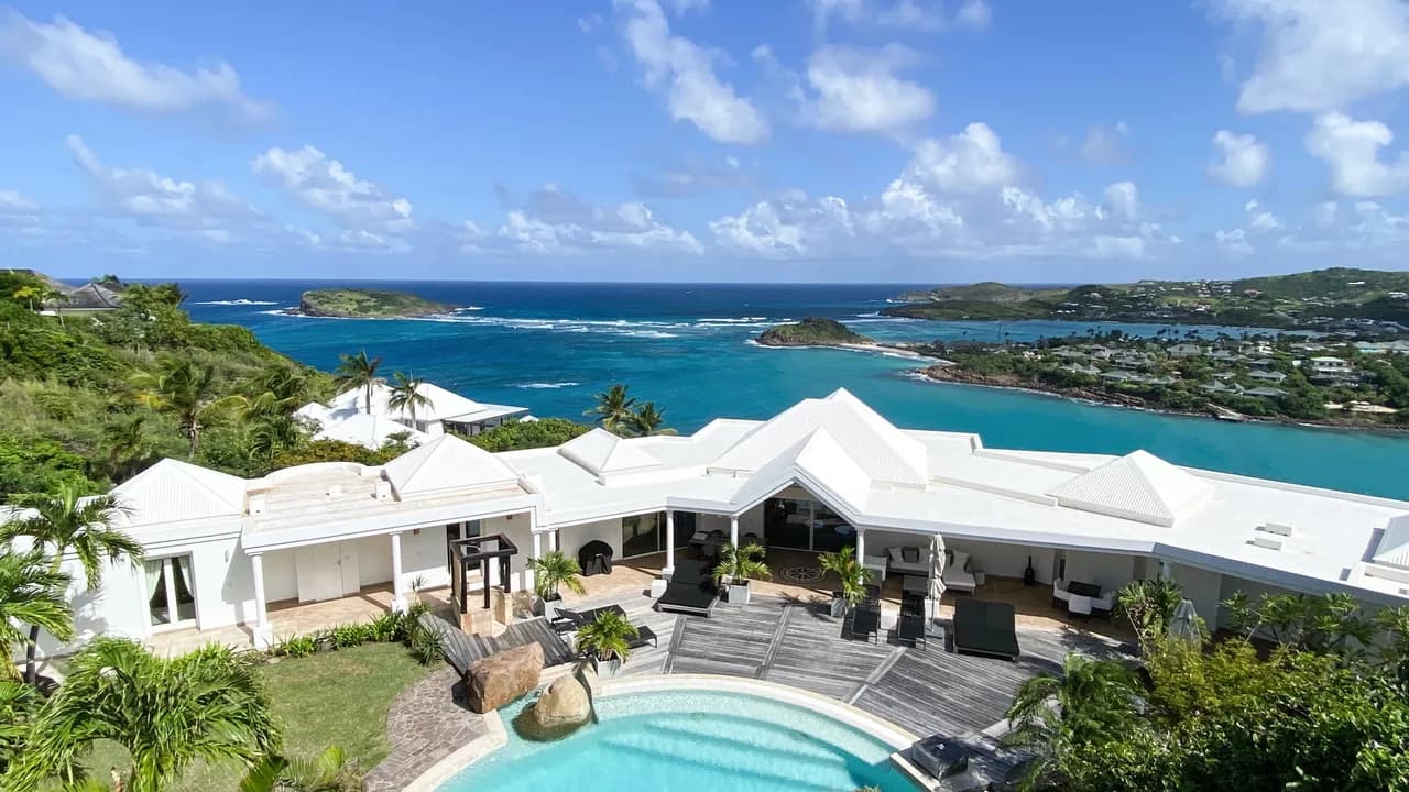 Single-Story Estate with Two Private Pools in Montjean photo 3