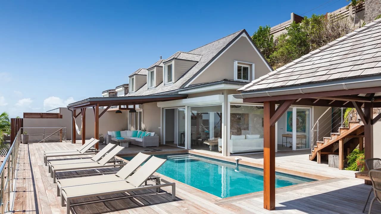 Luxurious Dual-Pool Estate in Devé