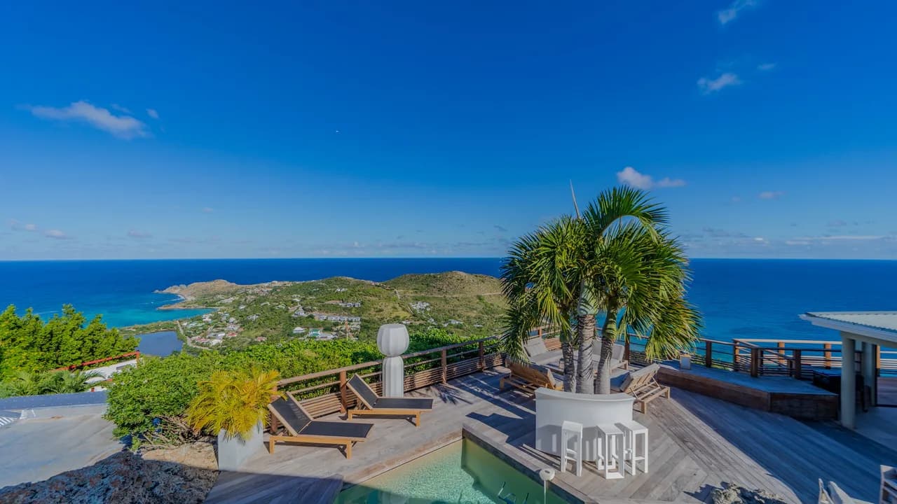 Luxurious Villa with A/C Living Room in Devé