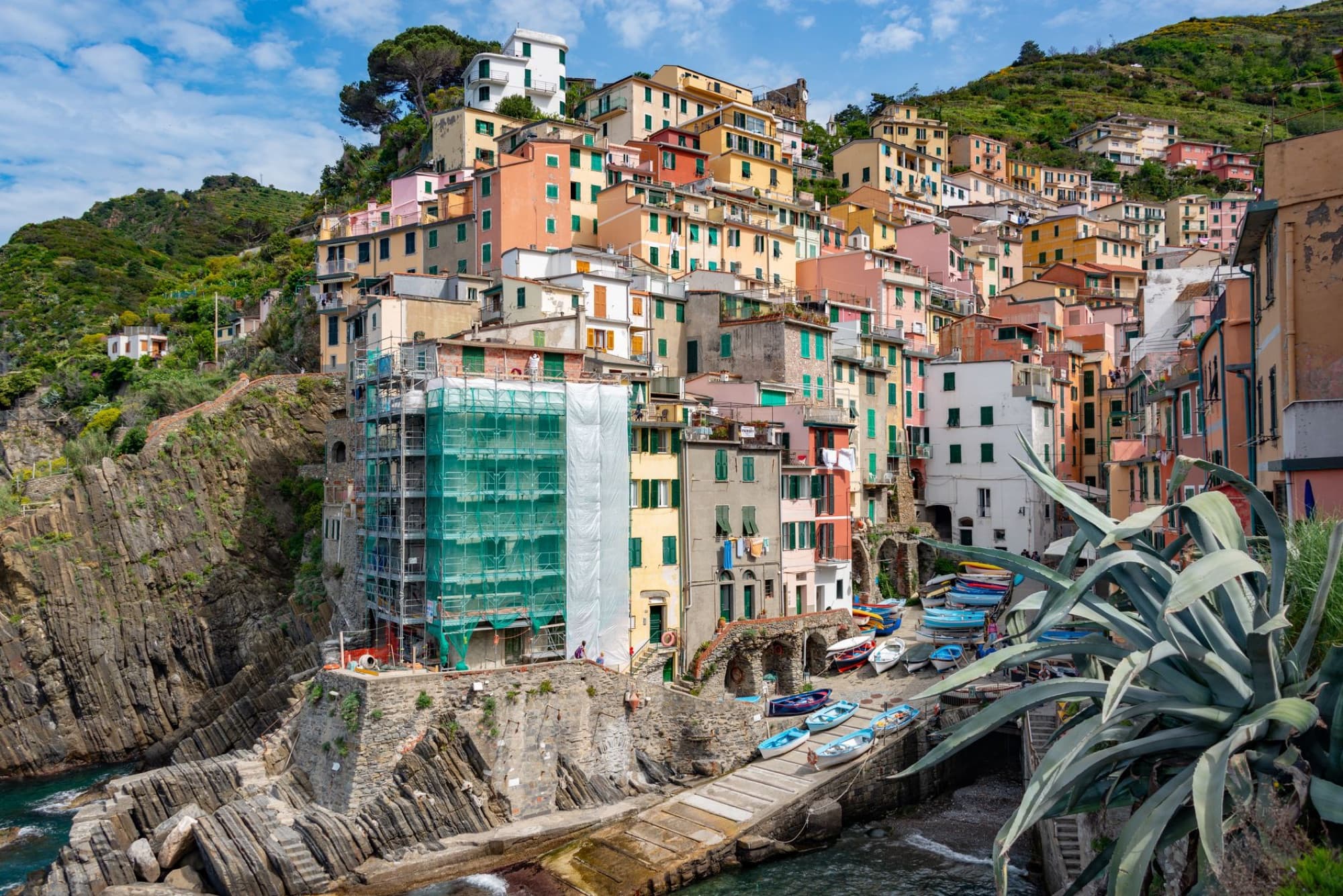 A scenic view of vibrant houses on a cliff in Riomaggiore, Cinque Terre, Italy.