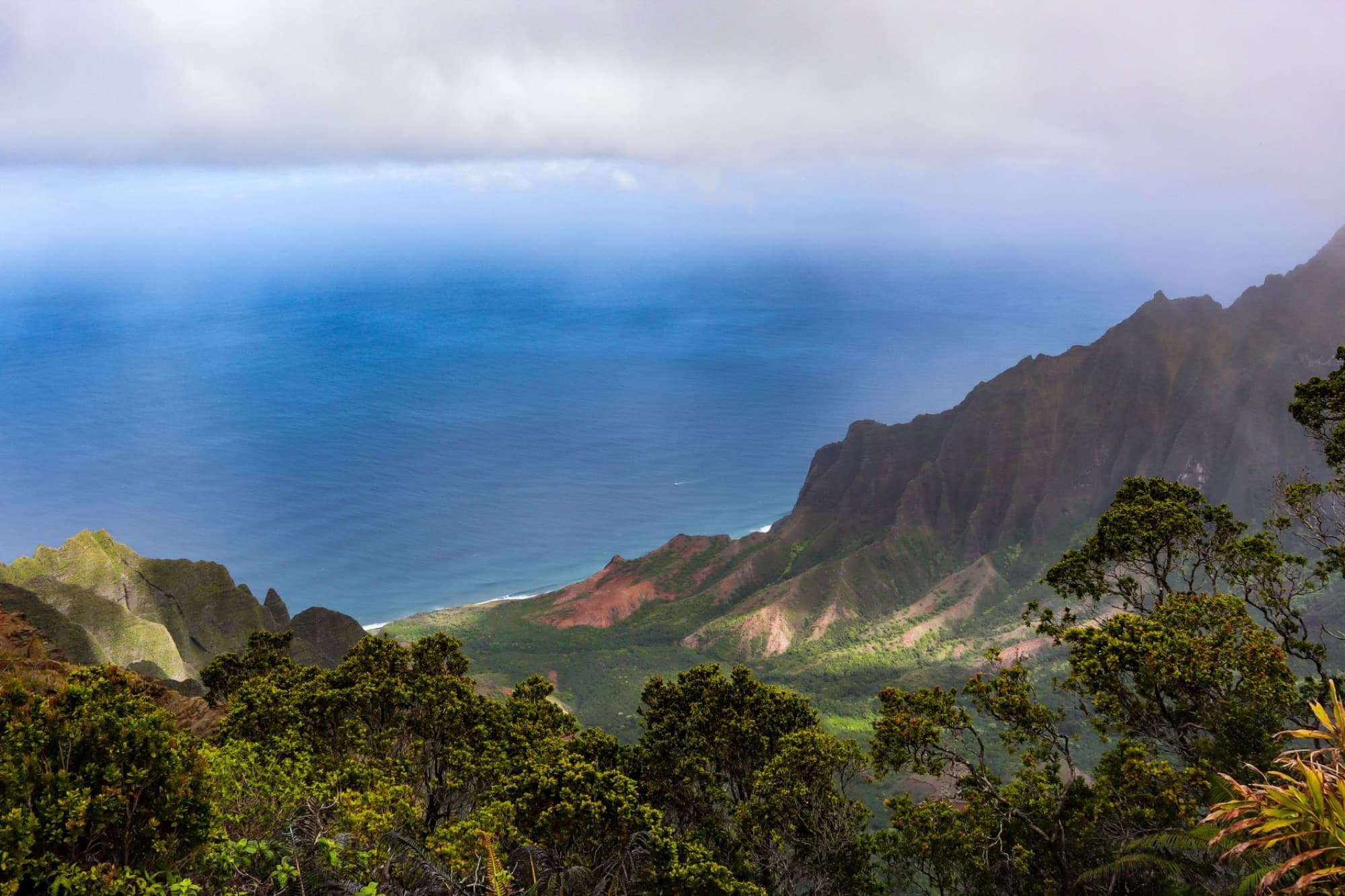 A breathtaking view of the Na Pali Coast in Kauai, showcasing lush greenery and dramatic cliffs.