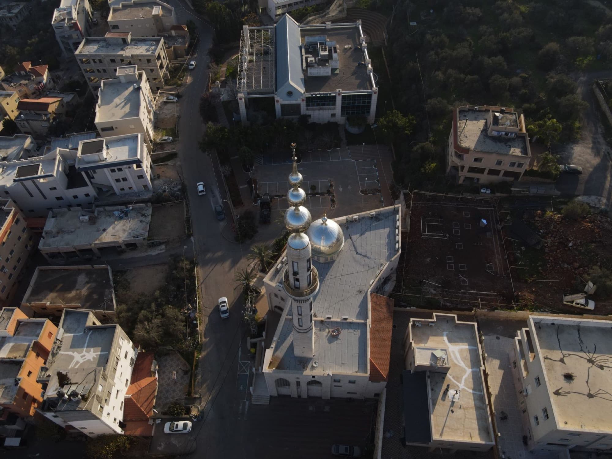 Aerial view of Umm al-Fahm featuring a prominent mosque and surrounding urban landscape.