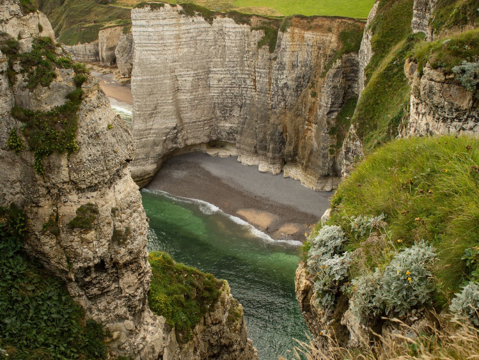 Discover the stunning cliffs and serene shoreline of Étretat, Normandy. Perfect for travel and nature enthusiasts.