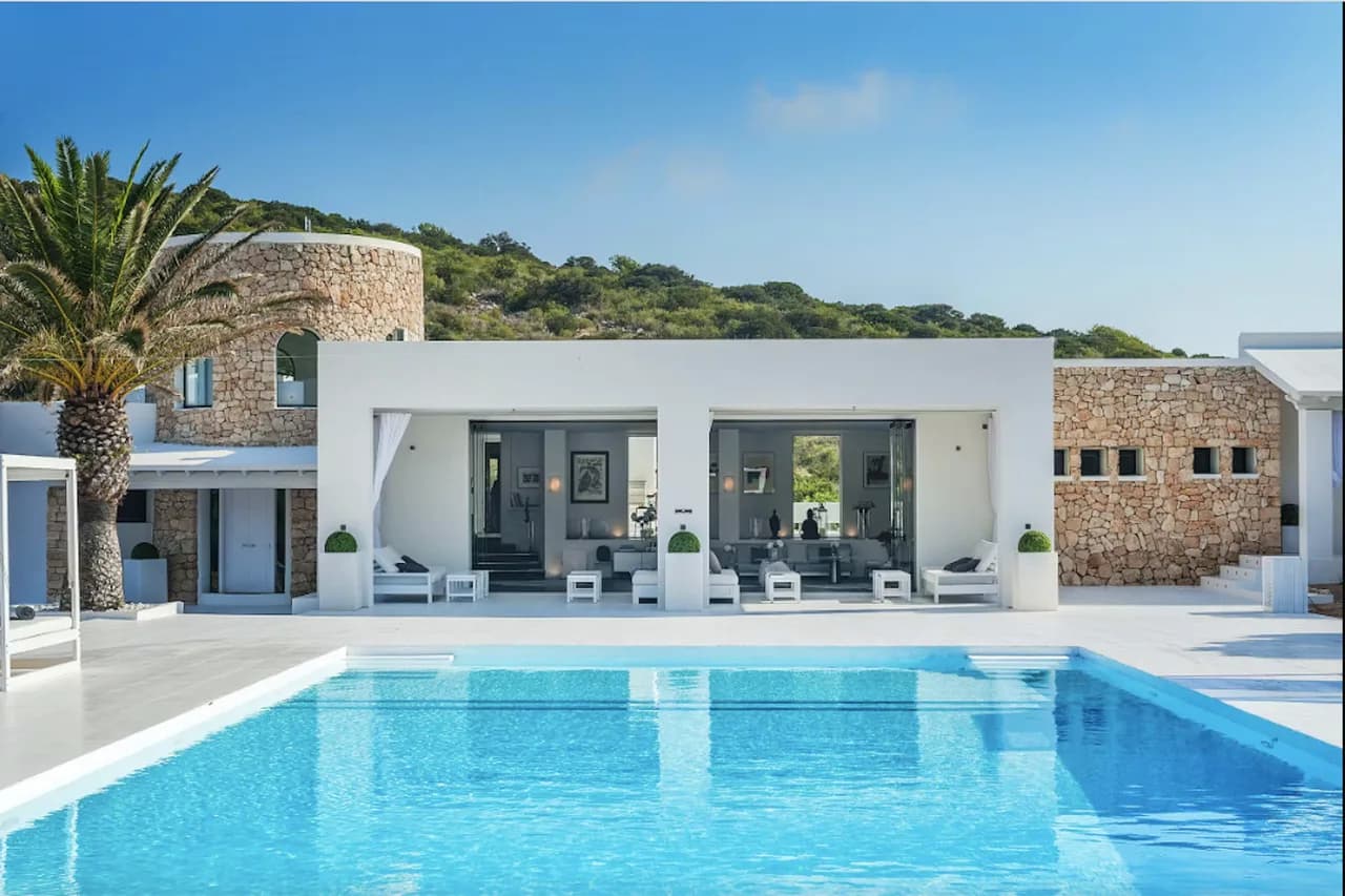 Luxurious 5 Bedroom Private Island Retreat