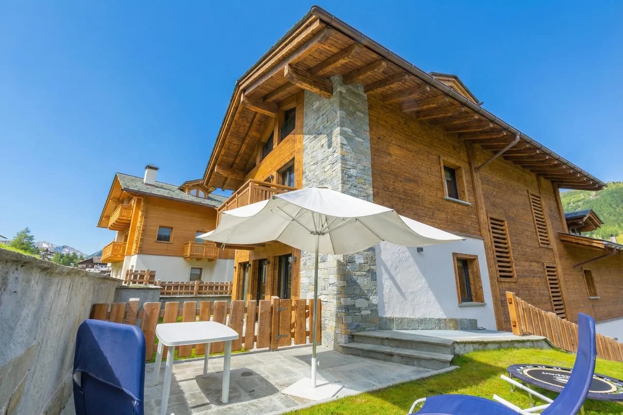 Charming Mountain-View Apartment in Livigno