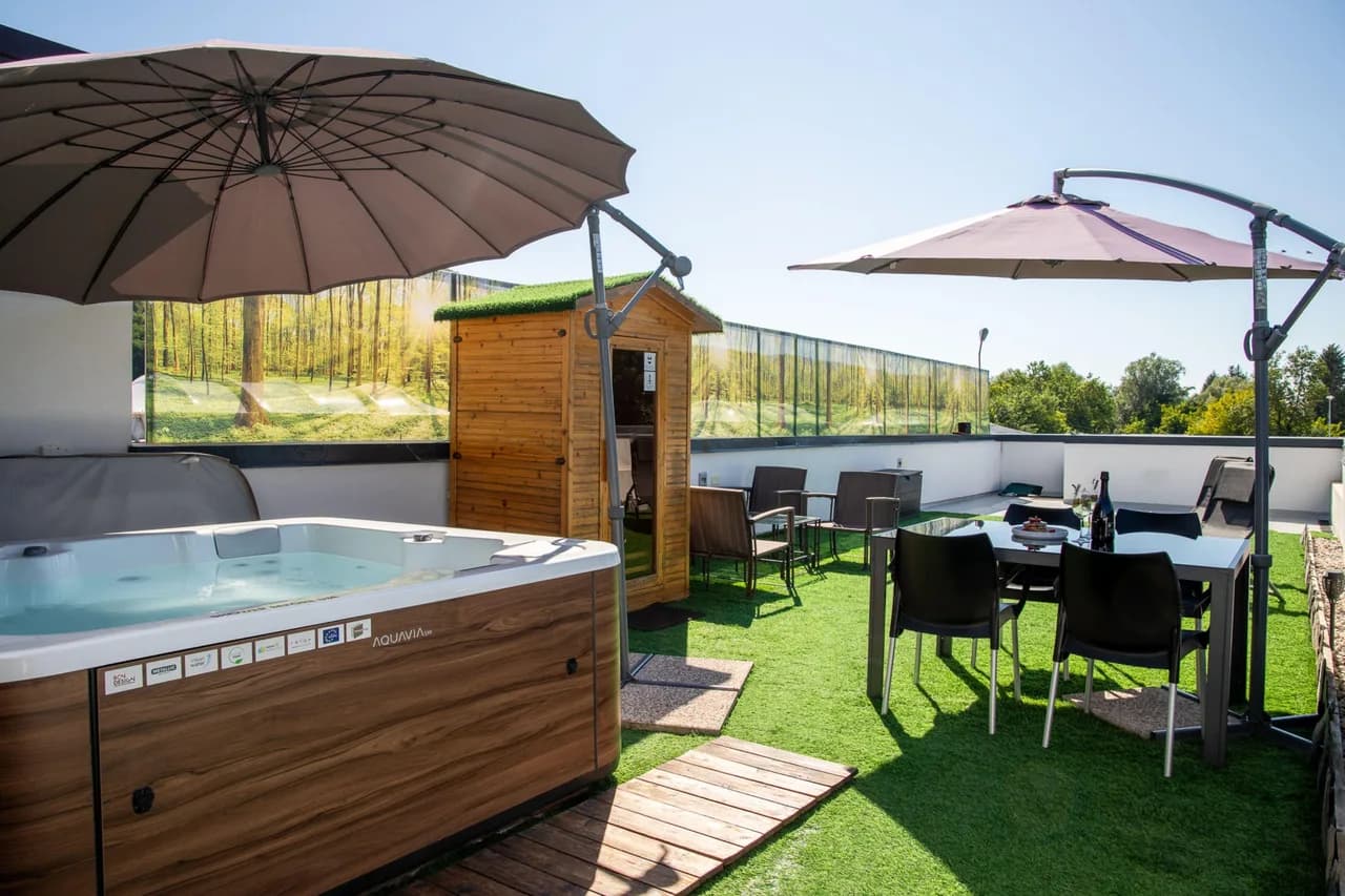 Rooftop Home With Whirlpool & Sauna