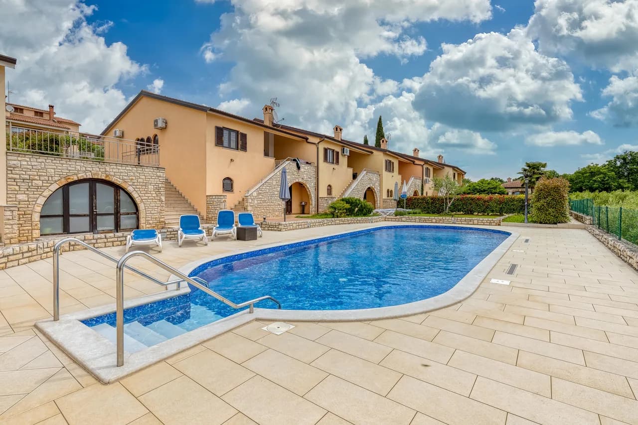 Charming Pool House in Kaštelir Labinci