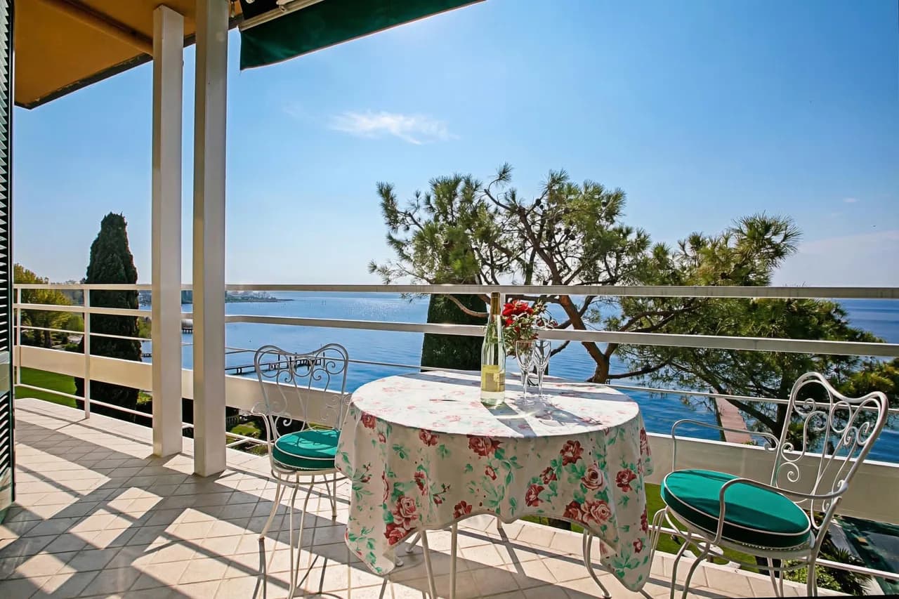 Lakeview Apartment with Beach Access in Sirmione