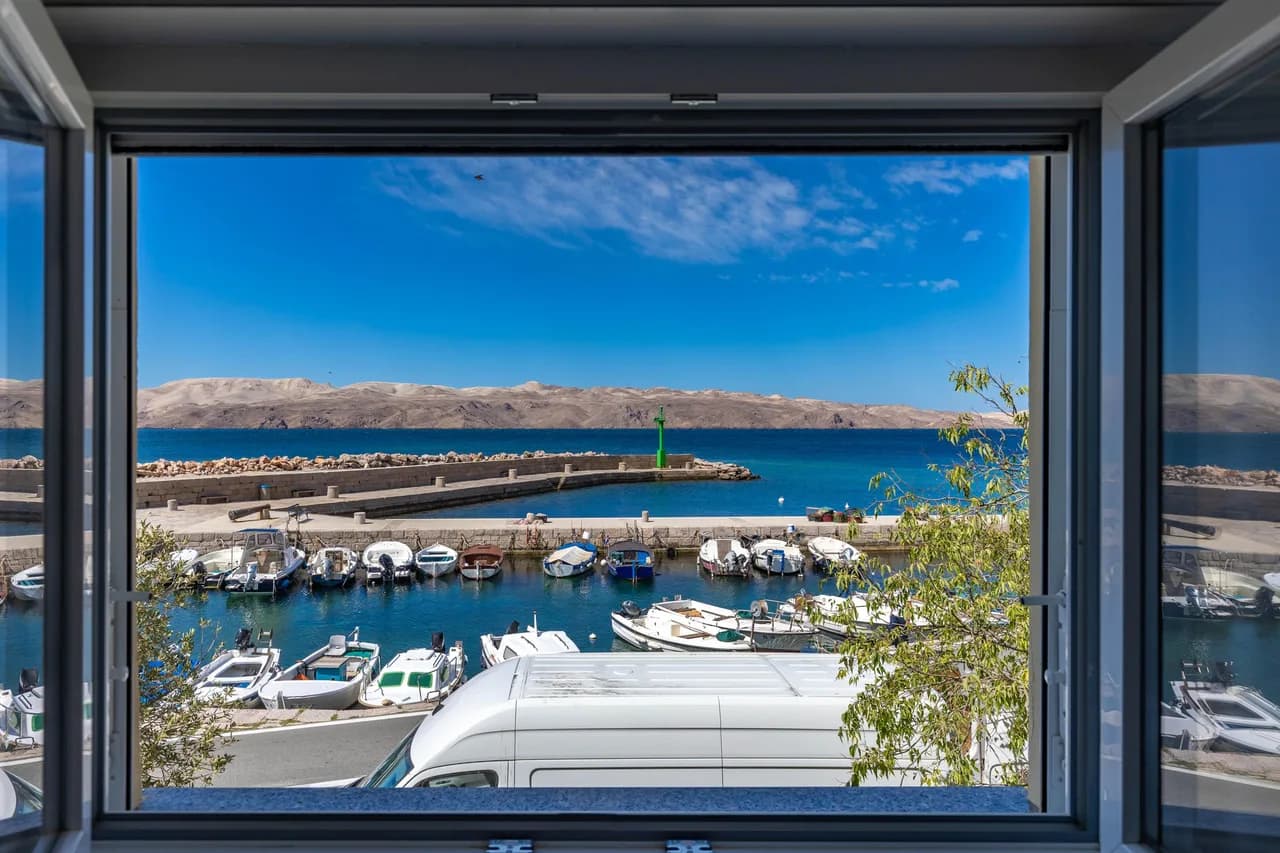 1BR Seafront Apartment Sanja Karlobag