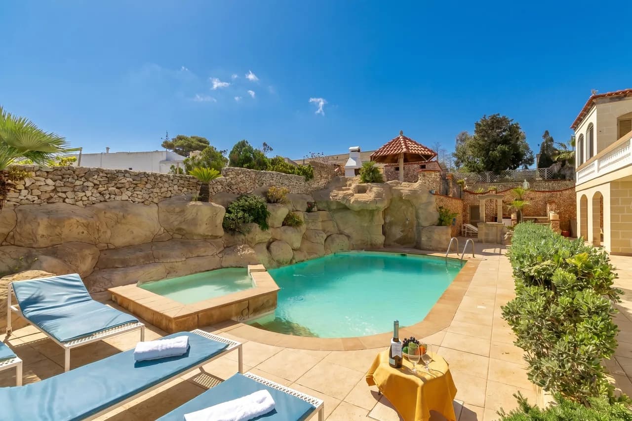 Seaside Pool Apartment in Mellieha Bay