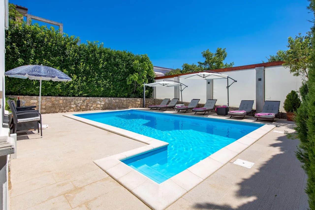 Family House Rose with Pool